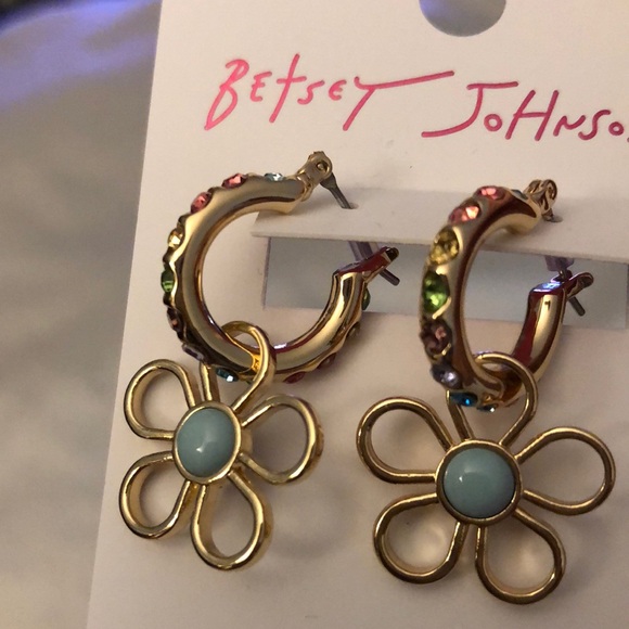 Betsey Johnson Love Fest Huggie Hoop Earrings With Open Frame Daisy Charm NWT - Picture 11 of 14